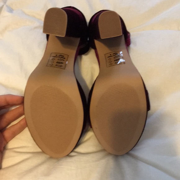 Velvet platform heel. Strappy ankle - Picture 4 of 4